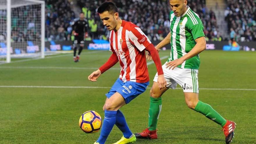 Isma López protege el balón ante la presión de Bruno.