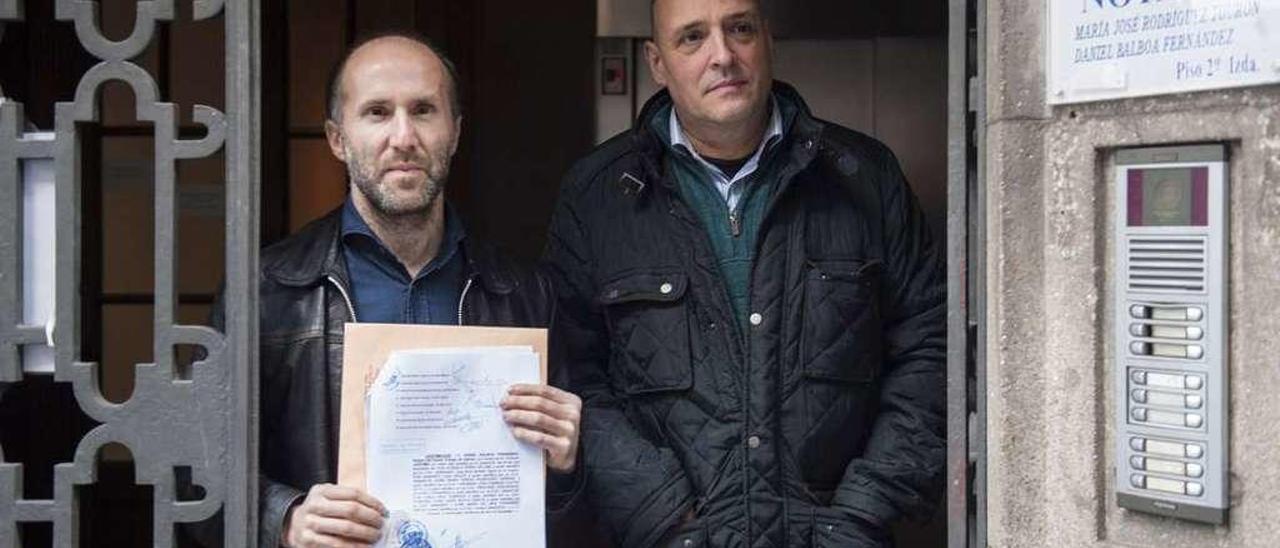 Pérez Jácome (con el documento en la mano) y Armando Ojea, a la salida de la notaria. // Brais Lorenzo