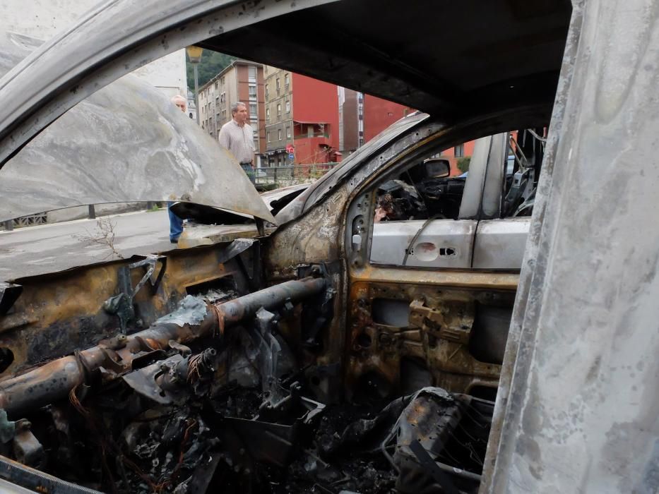 Coches incendiados por actos vandálicos en los aparcamientos de Oñón en Mieres
