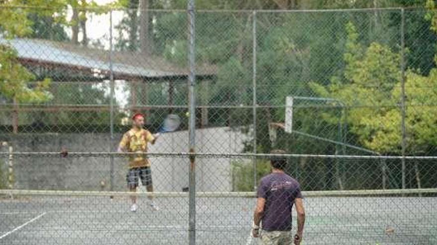 Dos usuarios en las pistas deportivas de O Beque. // G.Núñez