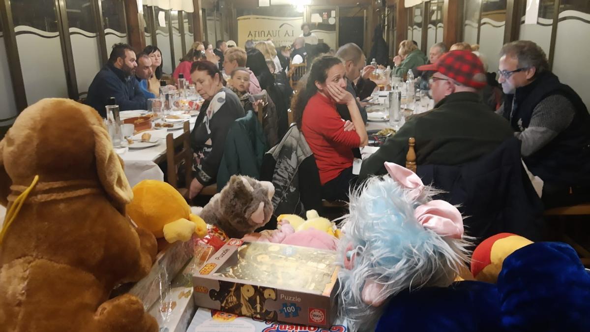 Cena en Irún, la primera sentados en todo el viaje de regreso.