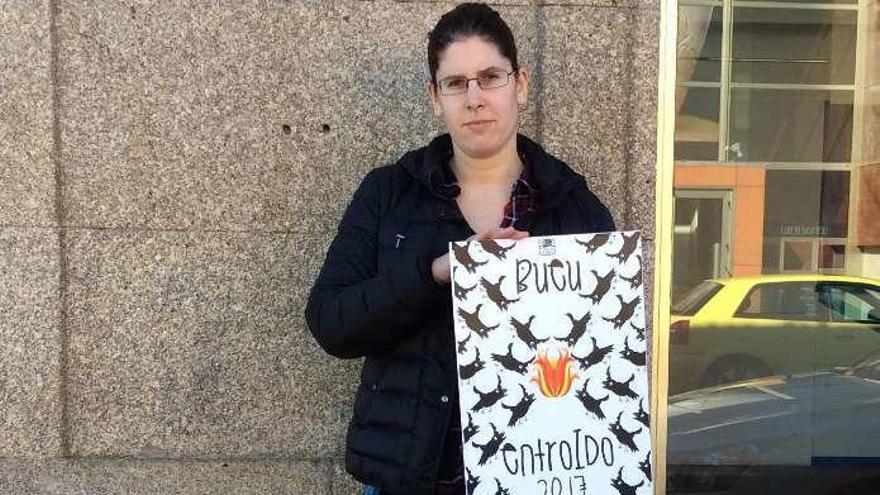 Isabel Núñez con su cartel, ayer en Bueu. // T.G.