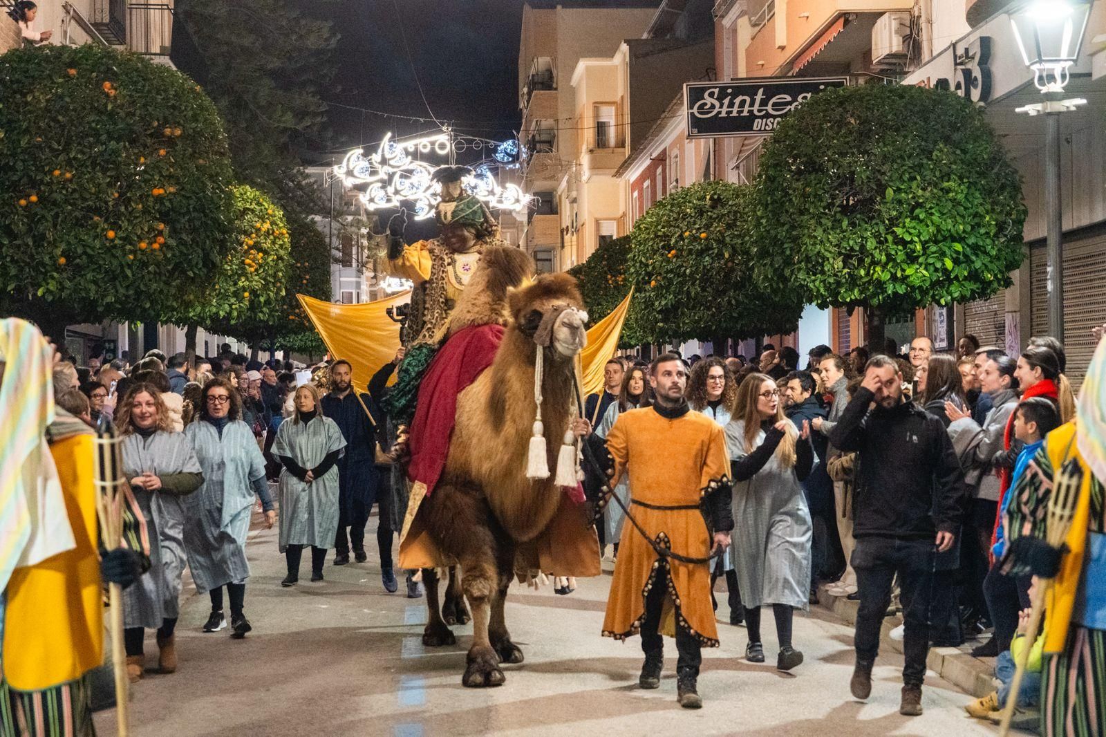 La Vila Joiosa recibe a los Reyes Magos por la puerta grande