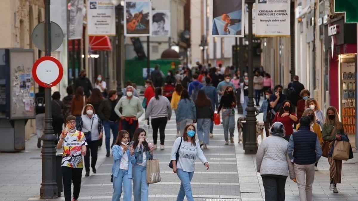 Varias personas pasean por una calle del centro de Córdoba capital.