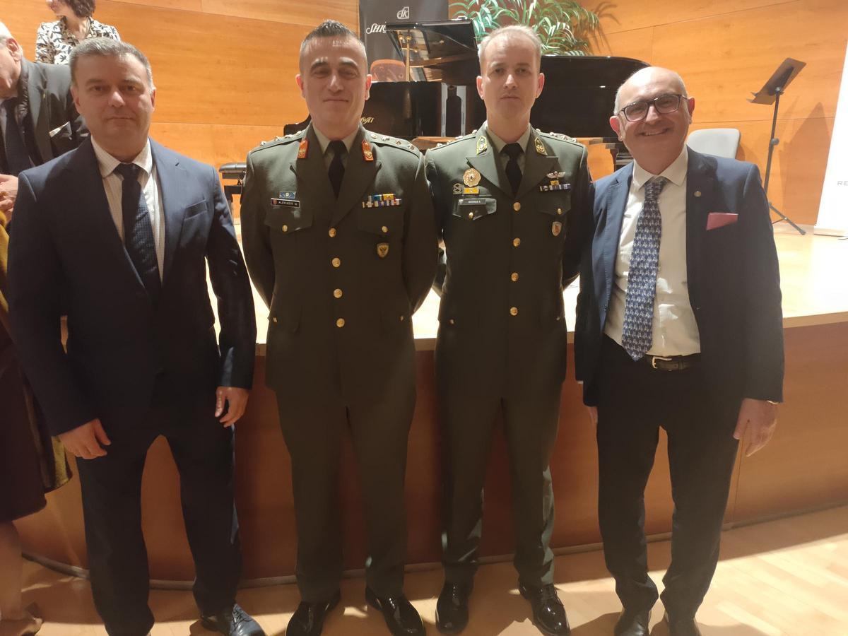 Autoridades y representantes de Ontinyent en la Fiesta Nacional de Grecia en València, el pasado miércoles.