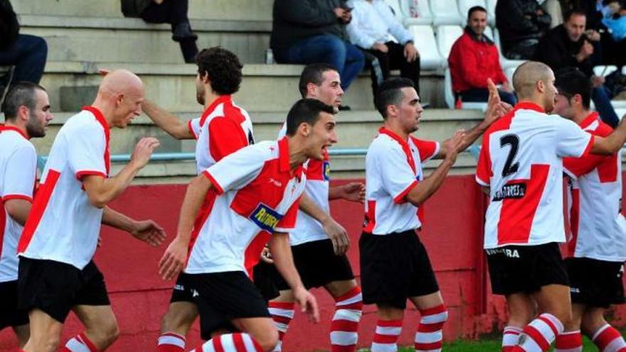 Los jugadores del Arosa celebran un gol en un partido anterior. // Iñai Abella