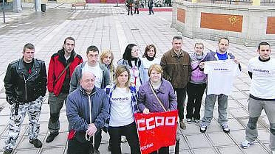 Trabajadores y simpatizantes de Venturo XXI, tras el acto de ayer.