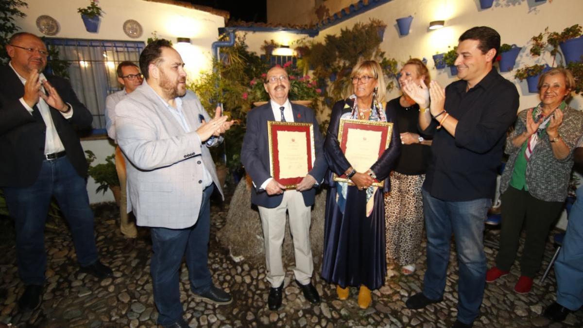 Caracuel y Romero del Rosal reciben las insignias de Claveles y Gitanillas