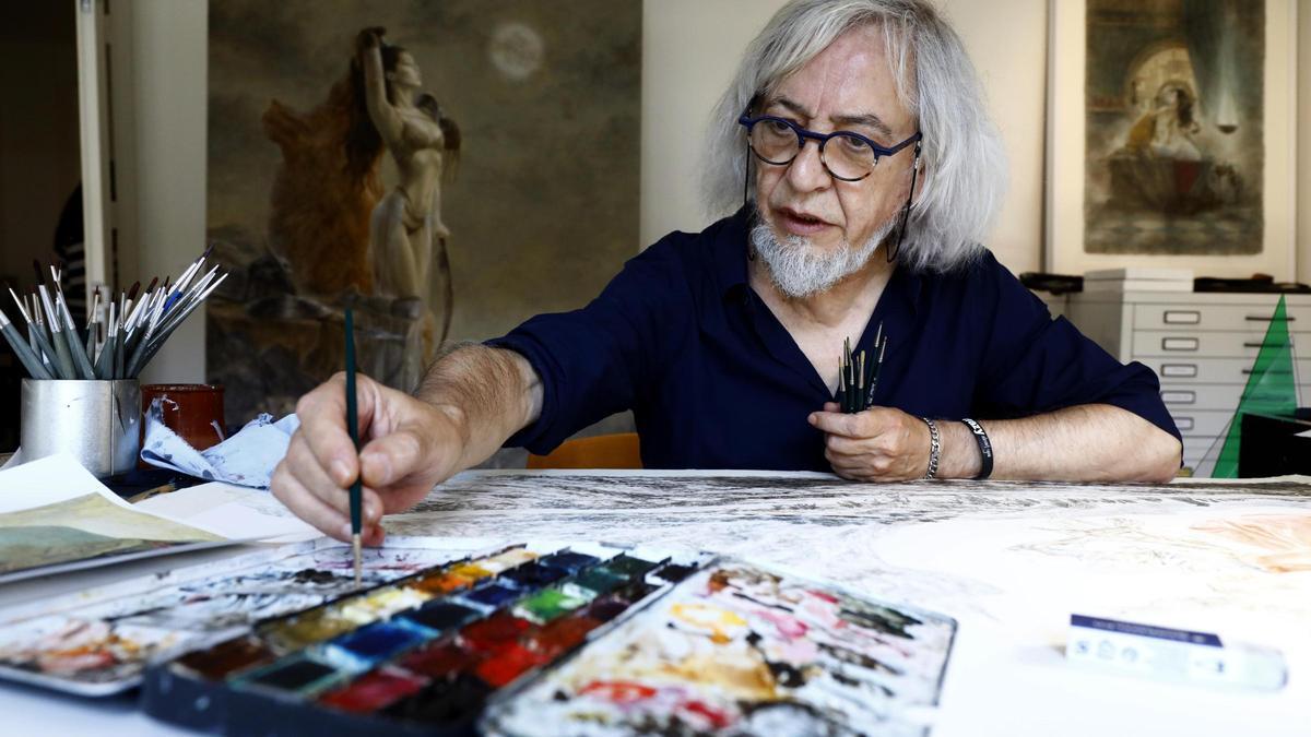 El ilustrador aragonés Luis Royo en su estudio