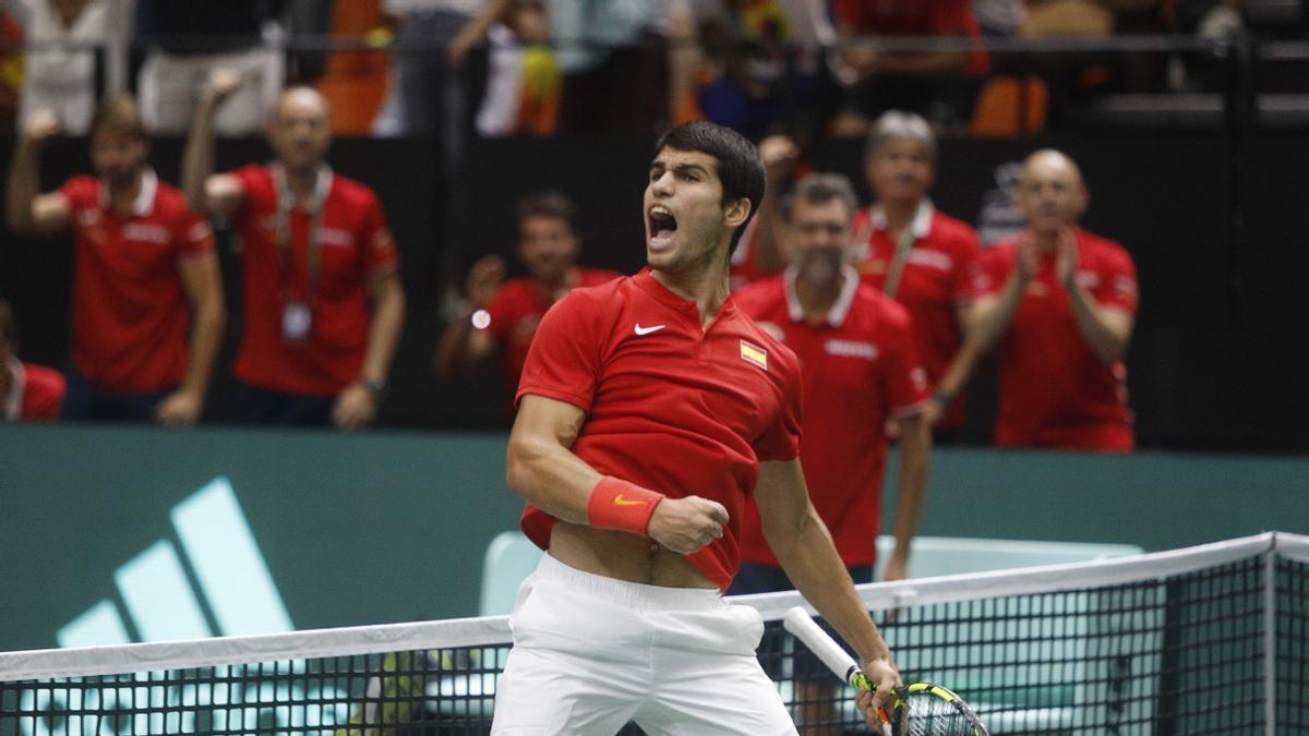 Carlos Alcaraz celebra un triunfo hace un año en la Copa Davis en La Fonteta