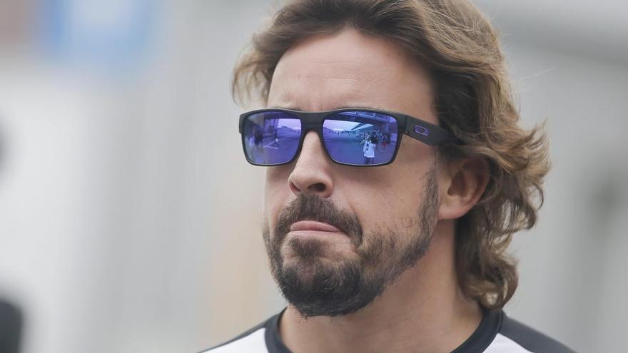 Alonso niega que tenga una relación con Viky Odinctova.