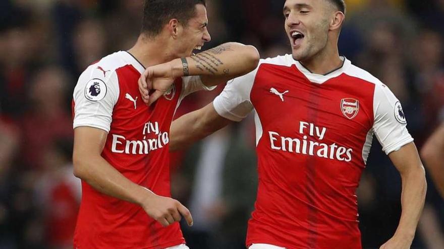 Lucas Pérez felicita a su compañero Granit Xhaka, autor del cuatro gol del Arsenal.