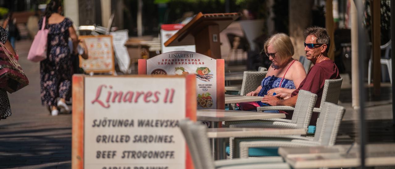 Una pareja de turistas en una terraza del sur de Tenerife.