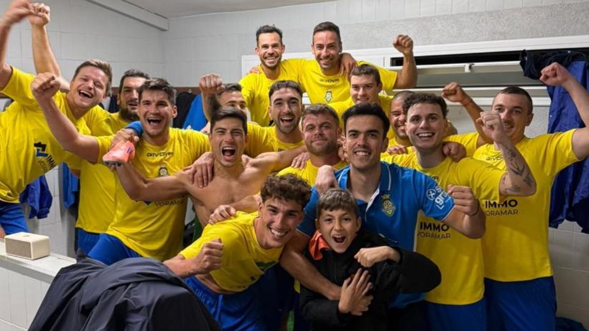 L'Elit Palau-saverdera celebra la victòria contra la Jonquera.