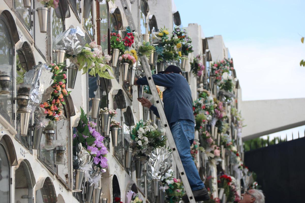 Día de Todos los Santos en el cementerio de Montgat
