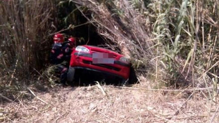 Bomberos rescatan a los ocupantes de un turismo caído a un cañar en Fanzara