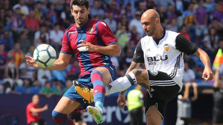 Chema lucha por el balón con Zaza en el derbi del Ciutat.