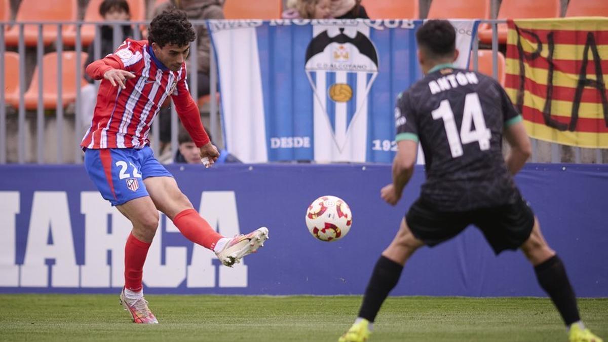 Javi Antón intenta defender un centro de Pablo Pérez.