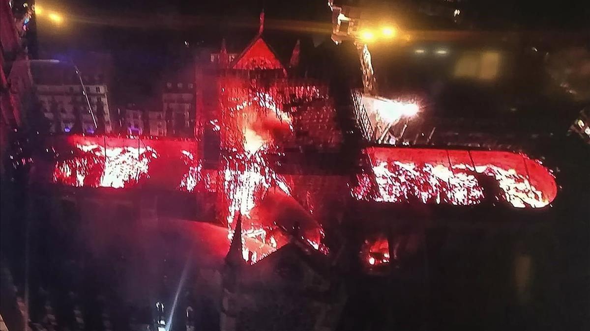 Vista aérea de Notre Dame en llamas.