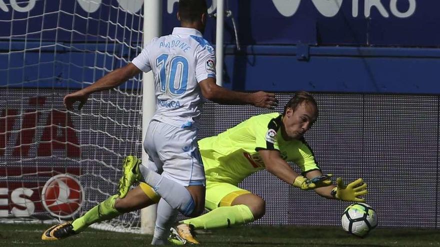 Andone persigue un balón que está a punto de atrapar Dmitrovic, portero del Eibar.