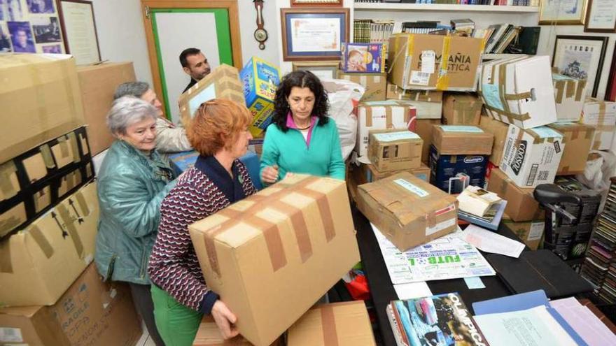 Voluntarios cargan parte del material que ha llegado al Centro Torrado. // Gustavo Santos