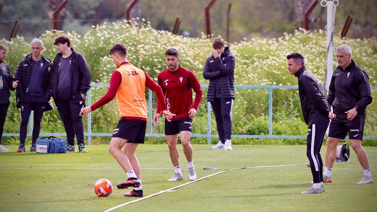 Iván Ania observa a Pedro Ortiz y a Jacobo durante una sesión de la pasada semana.
