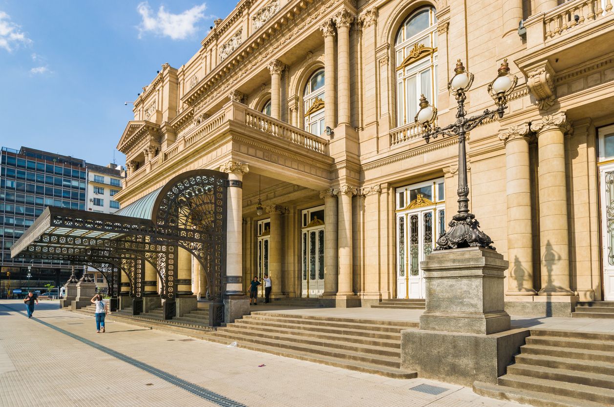 Fachada del Teatro Colón en Buenos Aires, Argentina.