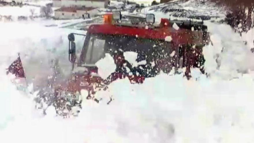 Despejan una carretera con dos metros de nieve en Castelló