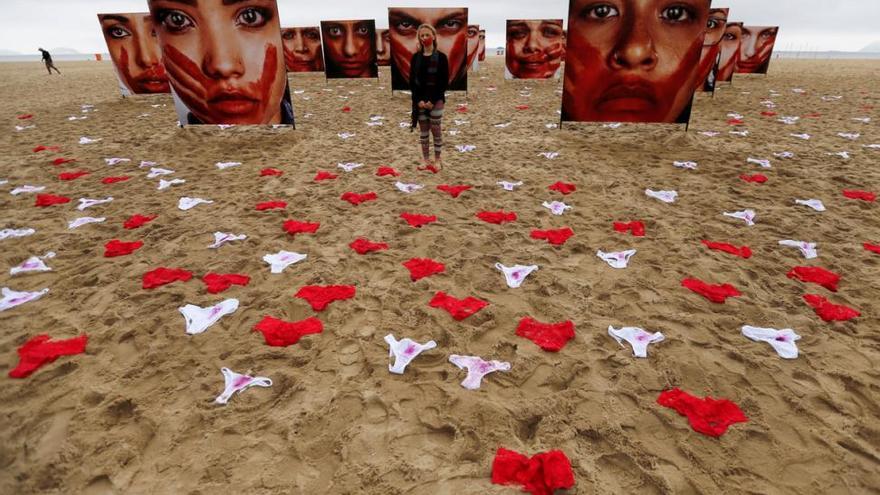 Bragas en la playa de Copacabana contra las violaciones en Brasil