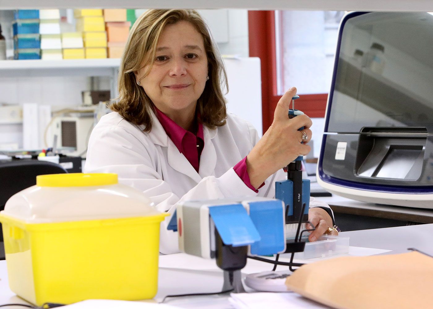 Victoria Lareu, en uno de los laboratorios del Instituto de Ciencias Forenses de Santiago / Xoán Álvarez