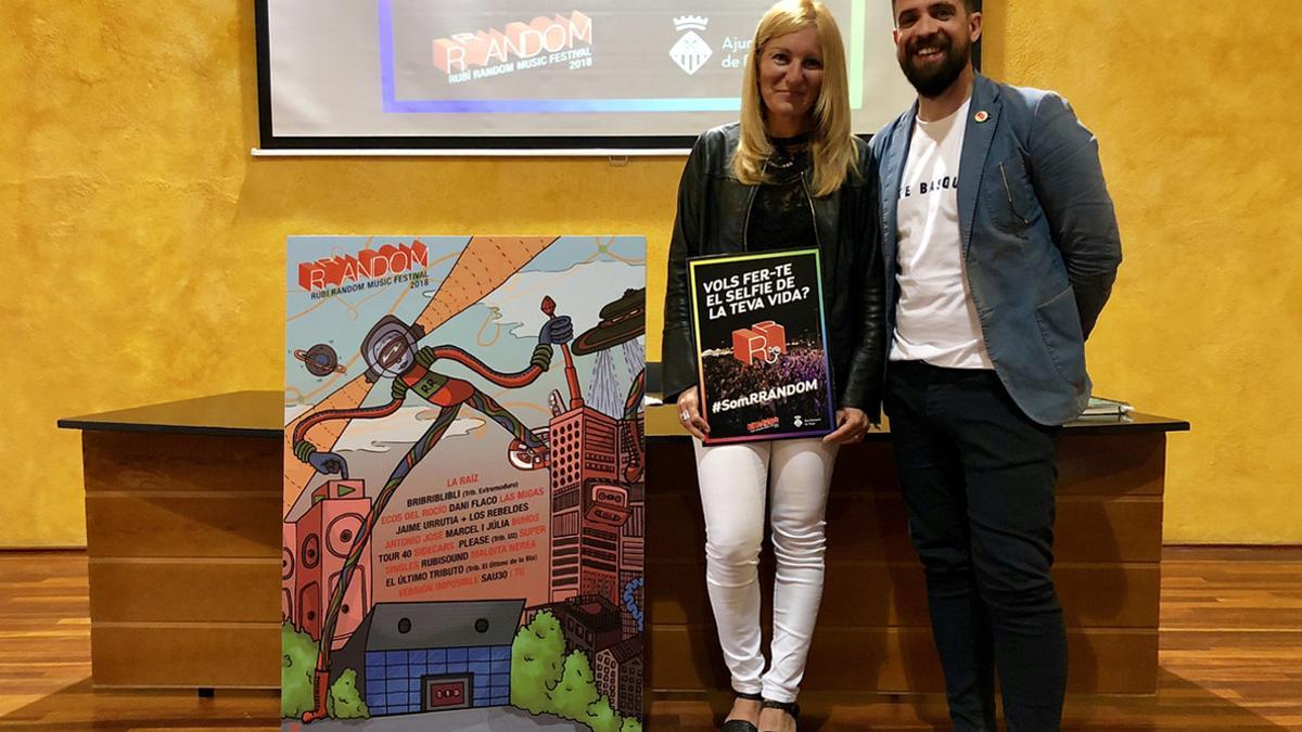 La alcaldesa Ana María Martínez junto al regidor de Cultura, Moisés Rodríguez, presentando el cartel 'RRandom 2018'