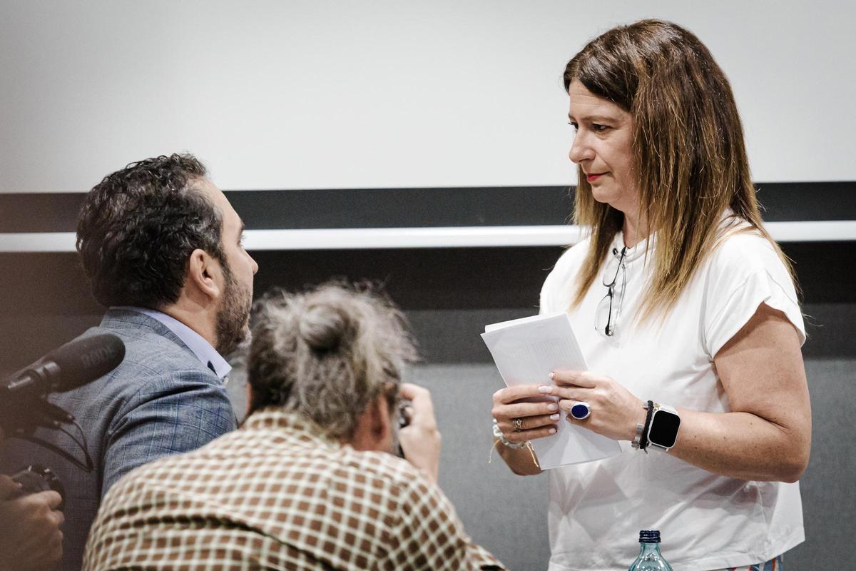 Archivo - El empresario Víctor de Aldama y la exmilitante socialista Leire Díez, durante una rueda de prensa en el Hotel Novotel, a 4 de junio de 2025, en Madrid (España).