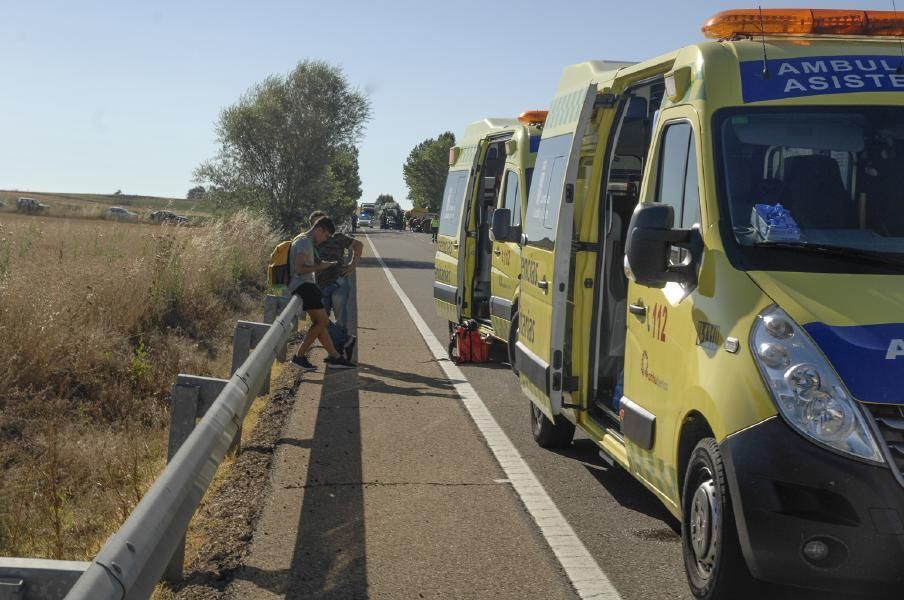 Accidente entre un autobús y un tractor en Fuentes