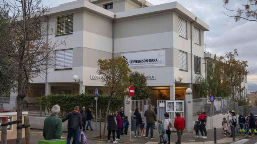 Padres y alumnos del colegio Son Serra a la hora de entrada.