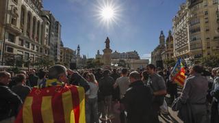 Juristes Valencians se concentran a favor de la estatua de Vinatea y piden divulgar su figura