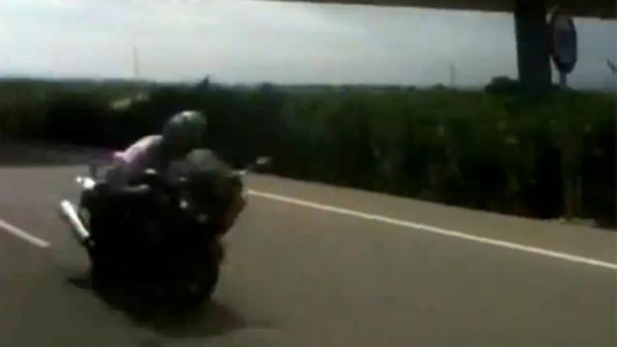 En moto a 300 km/h por una carretera comarcal