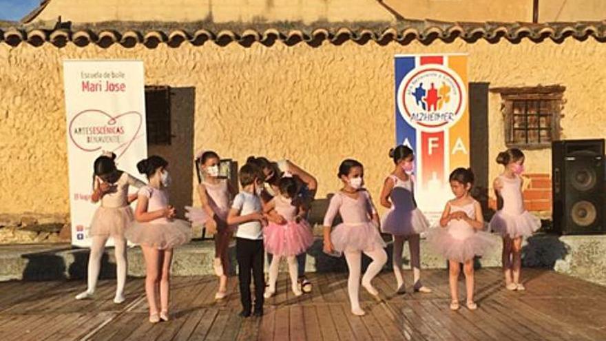 Baile para todos los gustos en el escenario de Villanueva que ha acogido el XVII Festival del Alzhéimer
