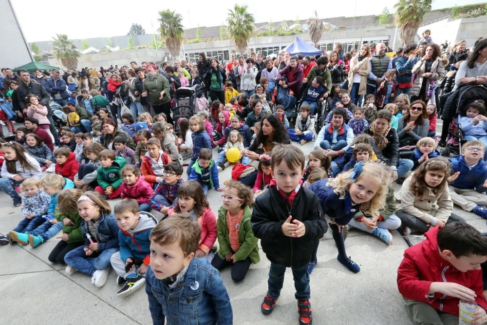 Música, cuentacuentos, pasacalles, teatro, talleres o mercadillos infantiles tuvieron lugar hoy en Navia y se repetirán mañana