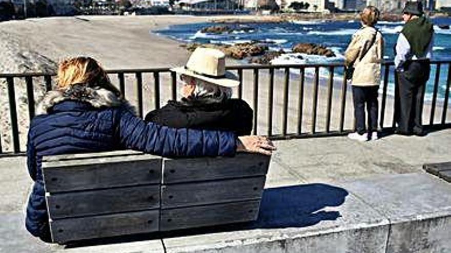 Gente disfrutando del buen tiempo en A Coruña.