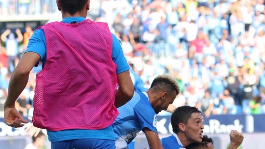 Los jugadores del Málaga celebran el segundo gol