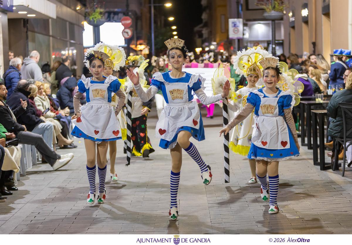 El viento sí respeta la Cavalcada del Ninot de Gandia que luce como nunca