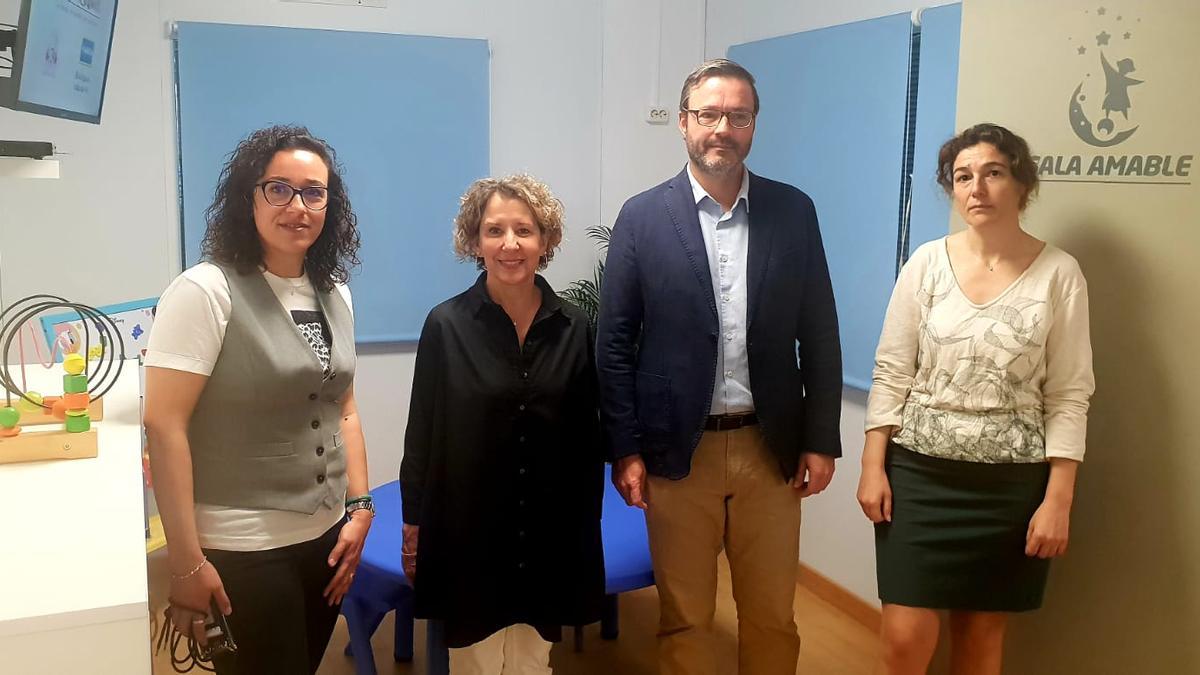 El alcalde, José Hila, la delegada del Gobierno, Aina Calvo, y la teniente de alcalde de Seguridad Ciudadana, Joana Maria Adrover en la sala amable.