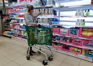 Una mujer compra en un supermercado.