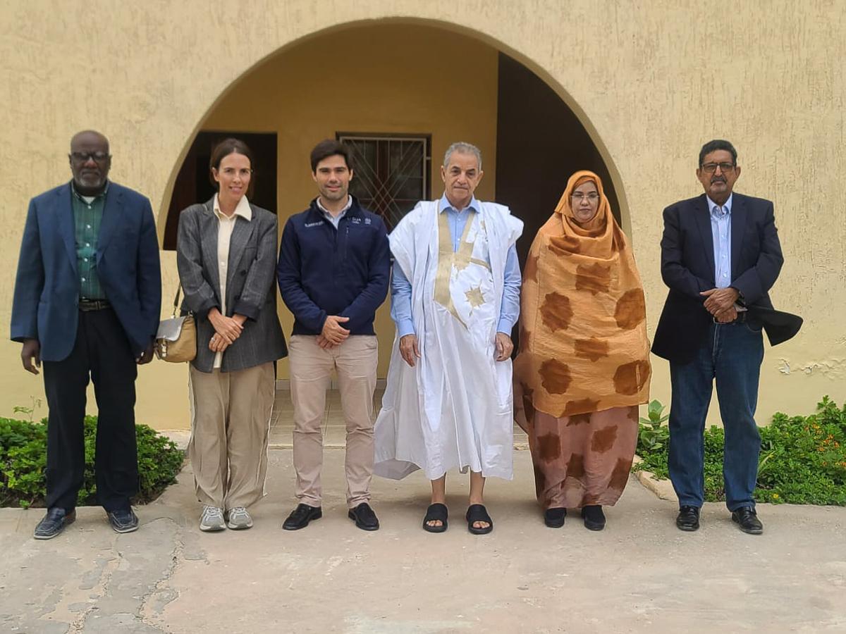 De izquierda a derecha, Ahmed Mahmoud Taleb Abeidi, director de Asuntos Sociales del Ayuntamiento de Nuadibú; Yasmina Pérez Molina,directora de la Fundación Urointec; Pablo Juárez del Dago, fundador de la Fundación Urointec; Ghassem Ould Bellaly, alcalde de Nuadibú; Mena Chekar, vicealcaldesa de Nuadibú; y Brahim Ahmed, responsable de Cooperación Internacional del Ayuntamiento de Nuadibú.