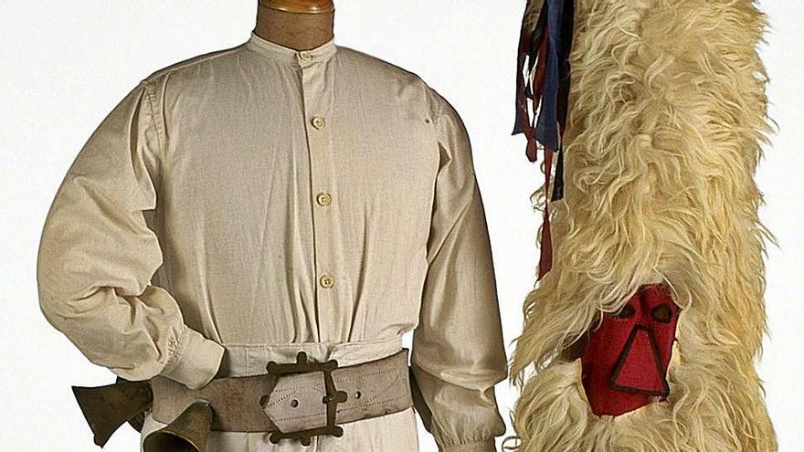 El traje de sidru y el gorro de piel de oveja y rabo de zorro. | A. V.