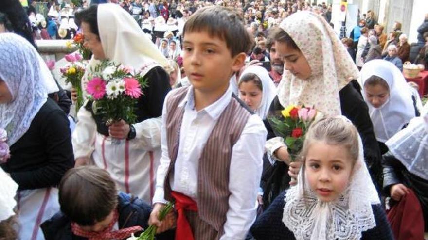 Muchos niños participaron en la ofrenda floral.