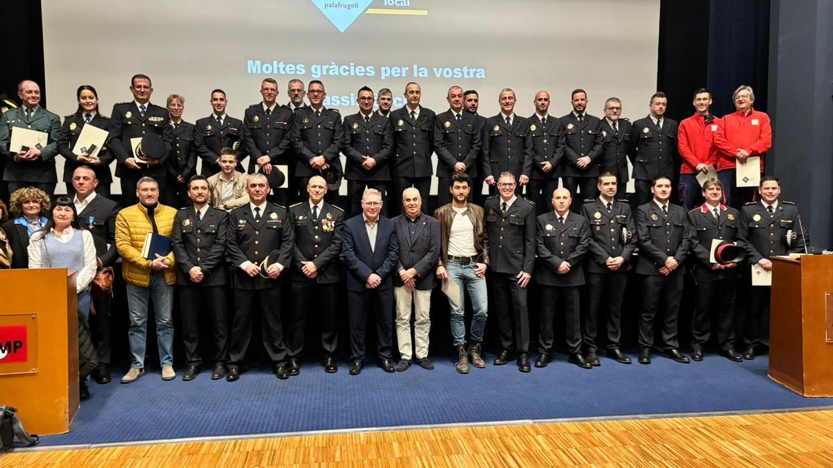 Foto de família de la celebració de la Diada de la Policia Local de Palafrugell