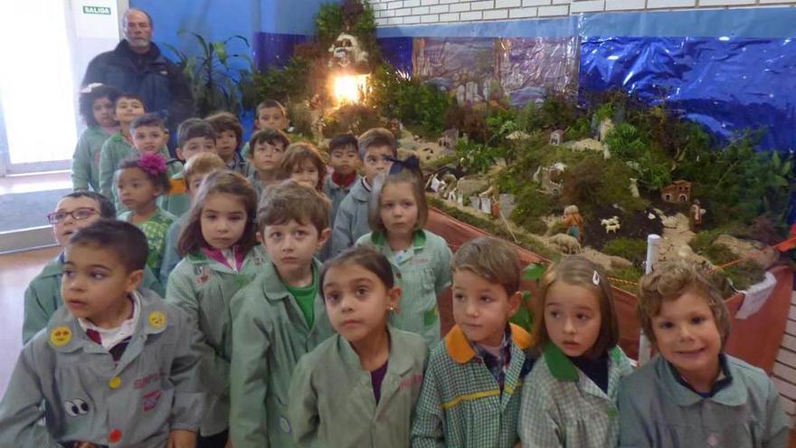 Alumnos de 5 años, con el belén, acompañados por Alberto García, al fondo.