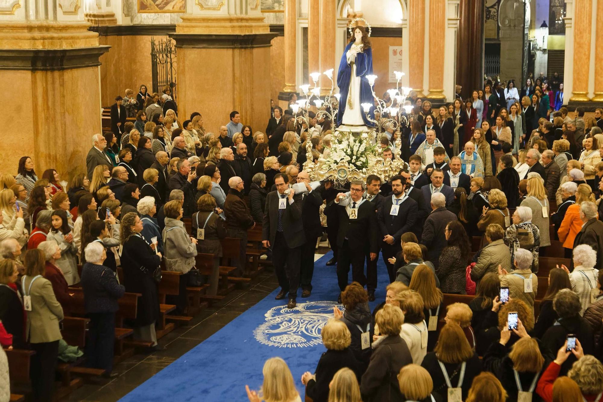 La purisimeras se vuelcan en Vila-real en la popular Festa de les Casades