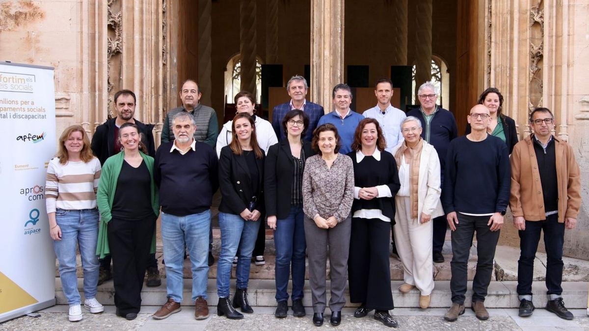 Foto de familia de la presidenta Armengol y la consellera Santiago con las entidades sociales. | CAIB